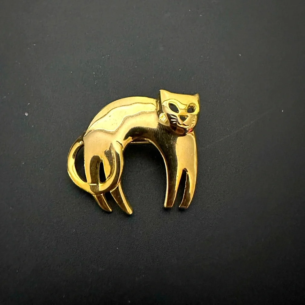 Elegant Gold tone Cat Brooch